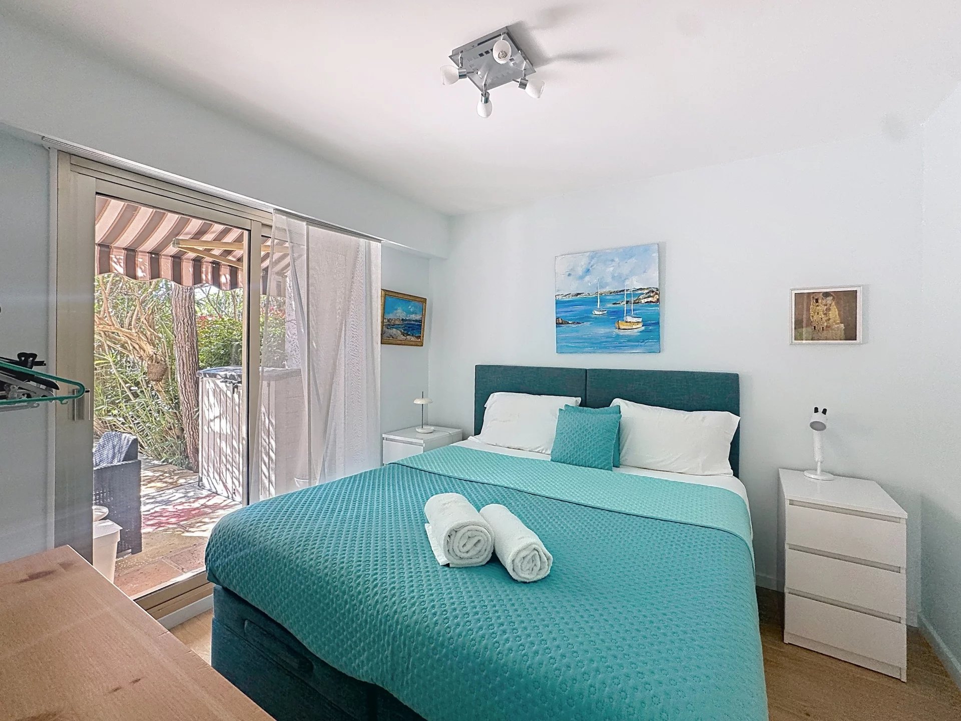 BEAU DEUX PIECES AVEC GRAND JARDIN ET GARAGE