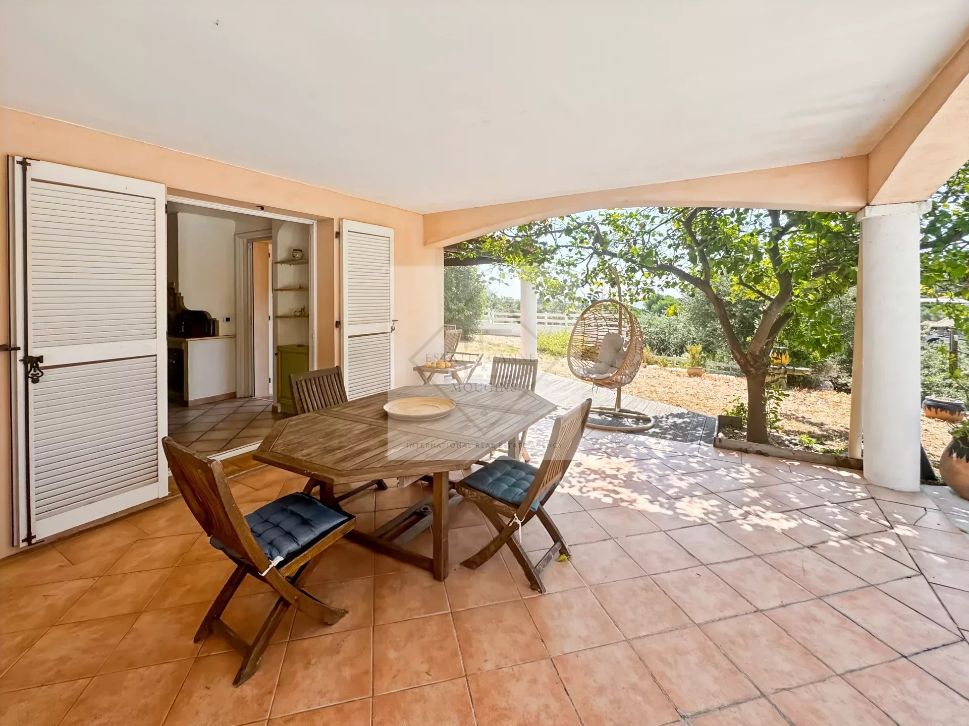 À VENDRE – VILLA DE CHARME VUE MER À ANTIBES, CALME ABSOLU