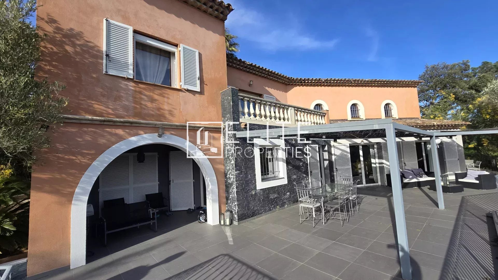 MAISON 6 PIÈCES 218 m² + PISCINE & GARAGE – TANNERON