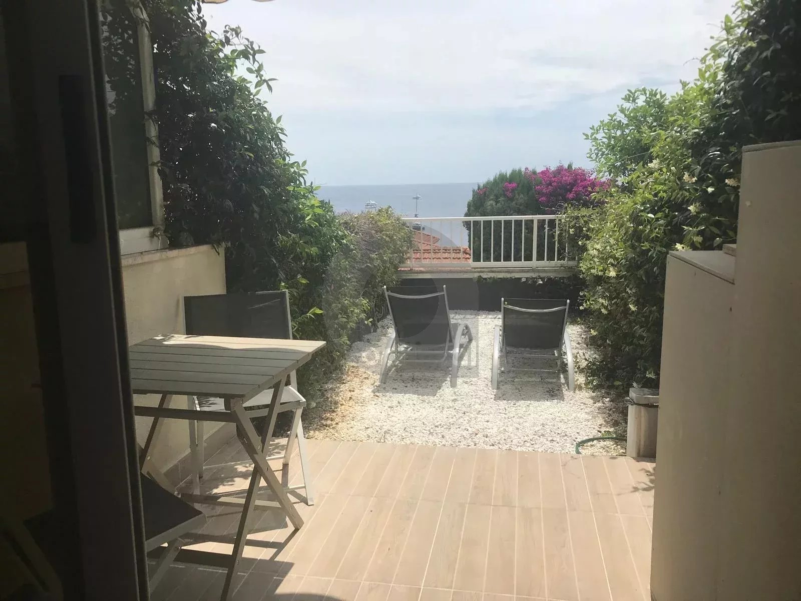 ROQUEBRUNE SECTEUR CABBE - STUDIO TERRASSE VUE MER - PISCINE