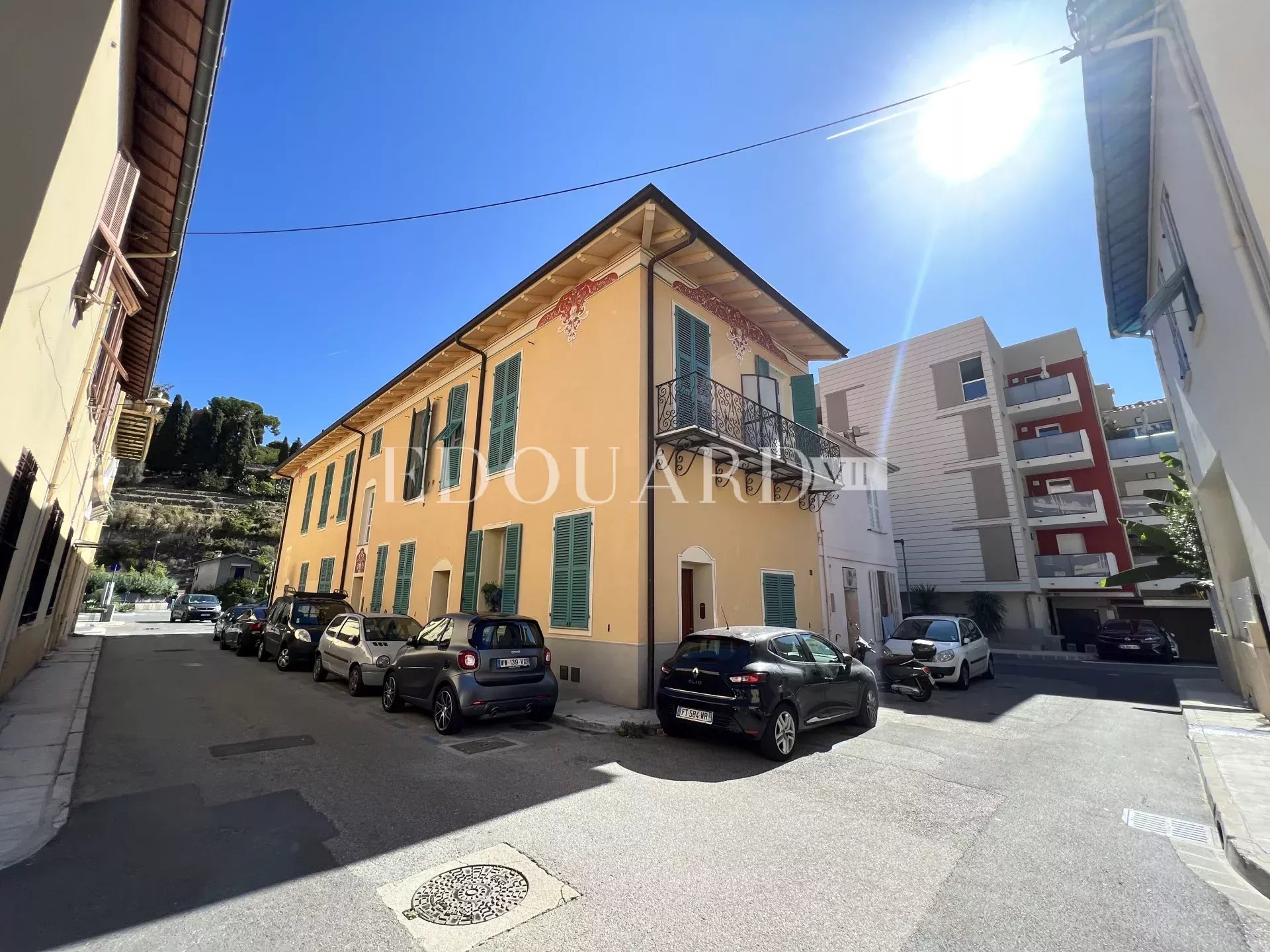 En exclusivité petit trois pièces en très bon état avec deux chambres en mezzanine, proche commerces et écoles