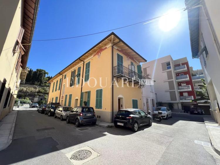 En exclusivité petit trois pièces en très bon état avec deux chambres en mezzanine, proche commerces et écoles