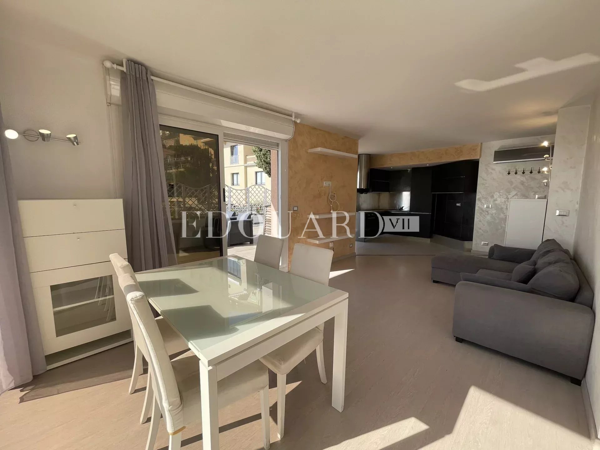 Superbe deux pièces en dernier étage avec spectaculaire terrasse, splendide vue mer et garage. Exclusivité