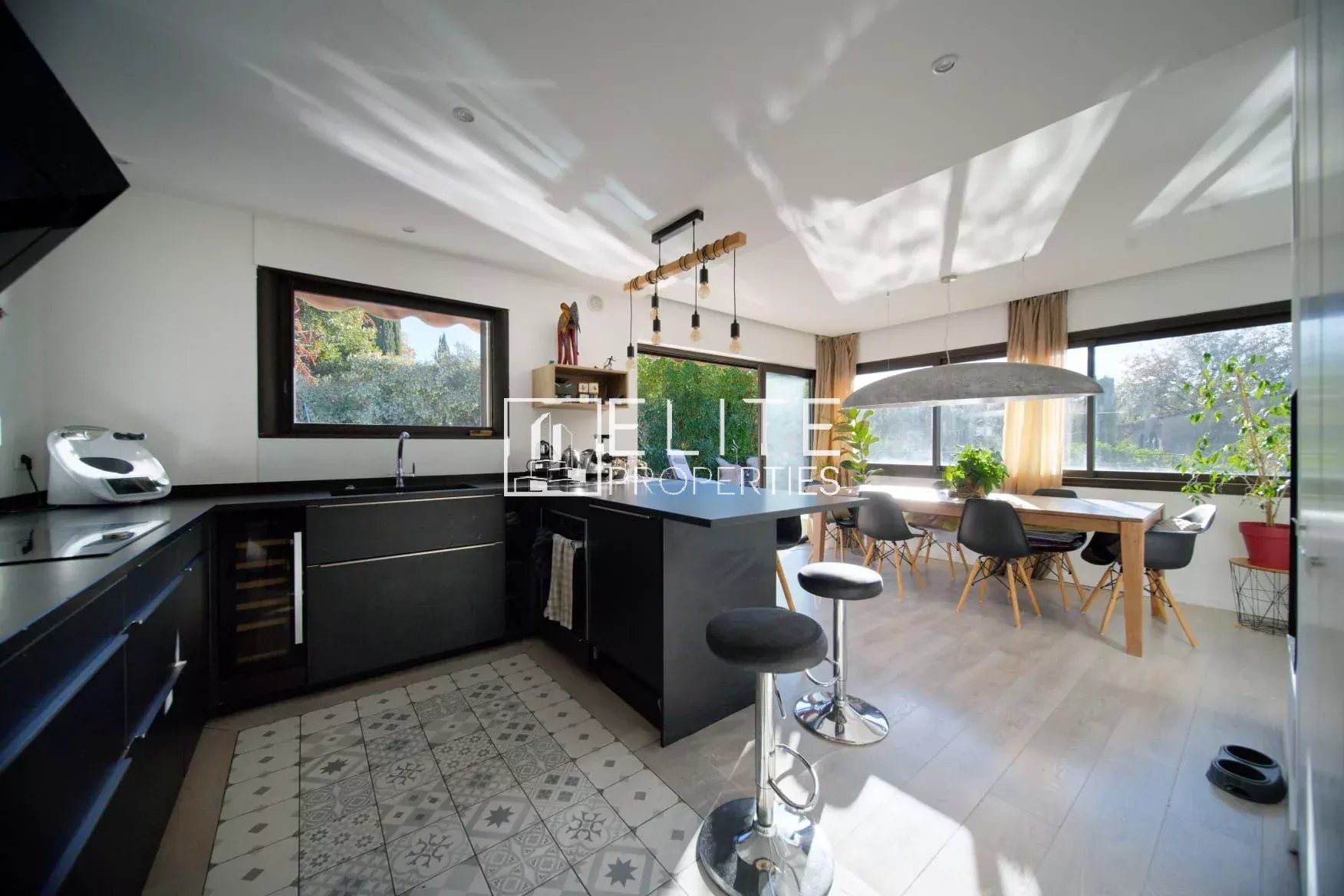 VILLA 8 PIÈCES DE 200 m² + PISCINE MOUANS-SARTOUX