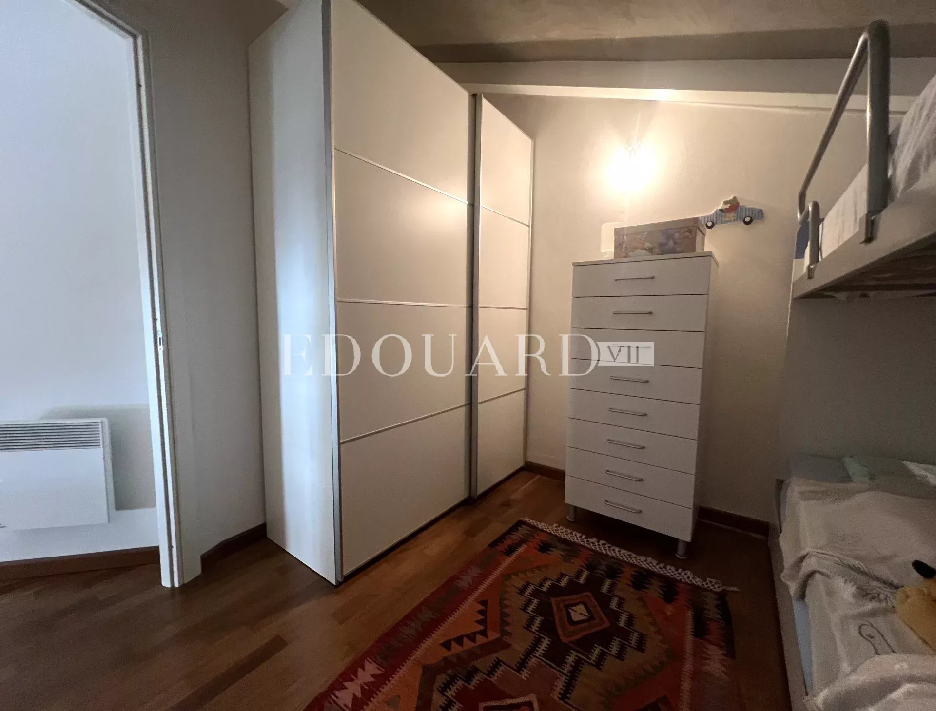 En exclusivité petit trois pièces en très bon état avec deux chambres en mezzanine, proche commerces et écoles