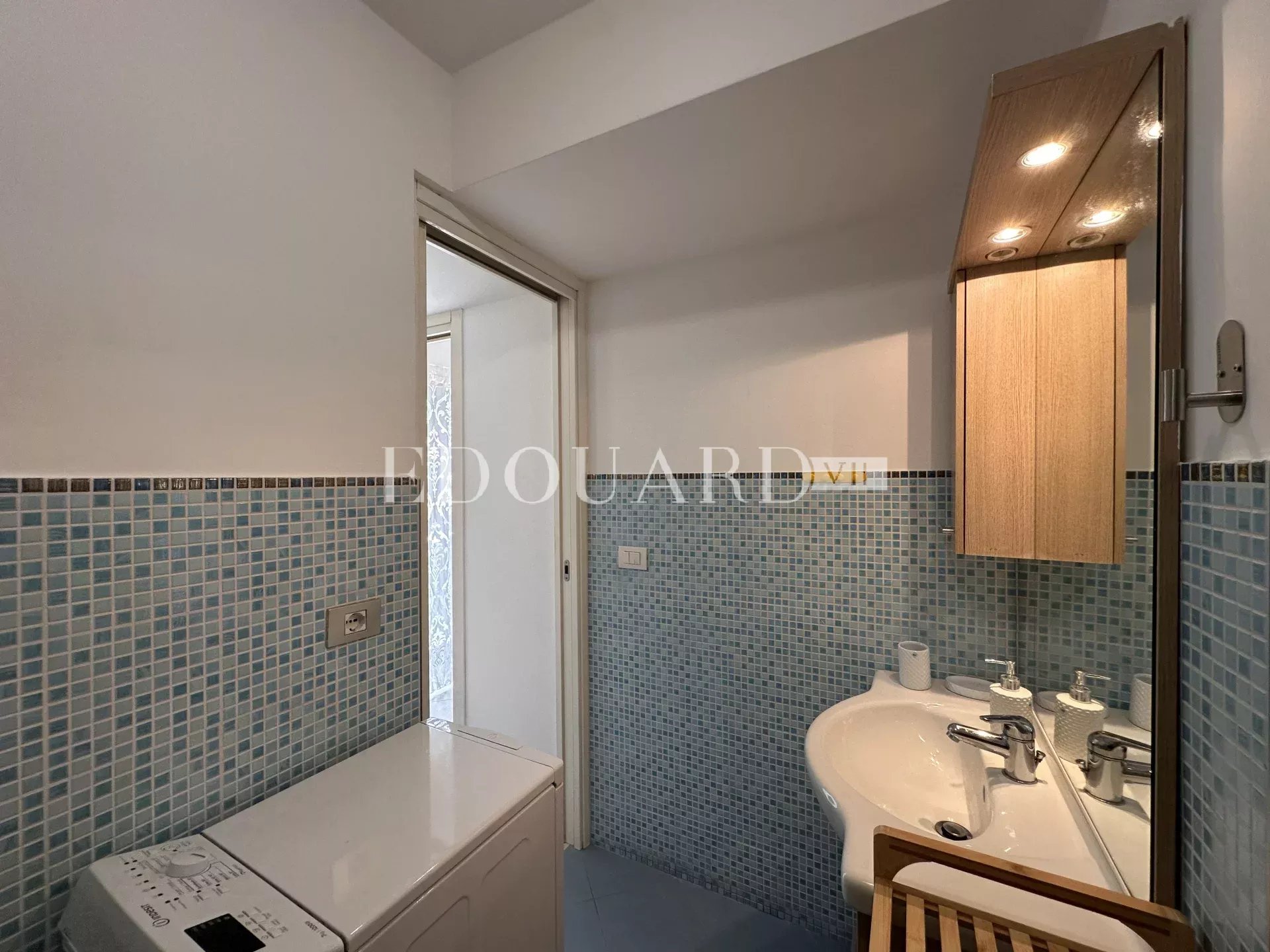 En exclusivité deux pièces en bon état avec terrasse, dans bel immeuble recent en plein centre de Menton