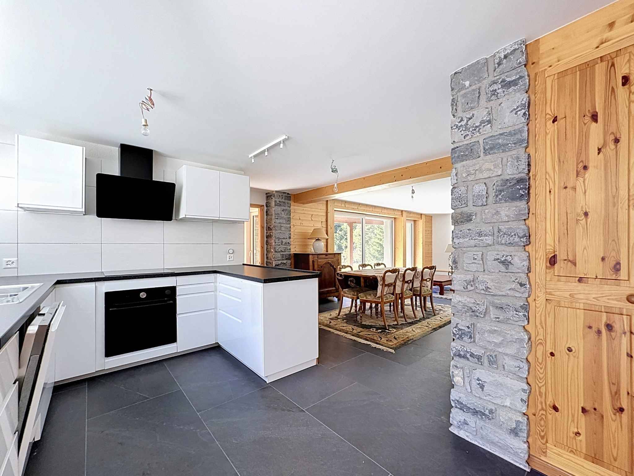 CHALET DE 15,5 PIÈCES
COMPOSÉ DE TROIS APPARTEMENTS INDÉPENDANTS
