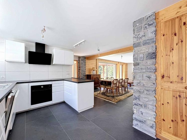 CHALET DE 15,5 PIÈCES
COMPOSÉ DE TROIS APPARTEMENTS INDÉPENDANTS