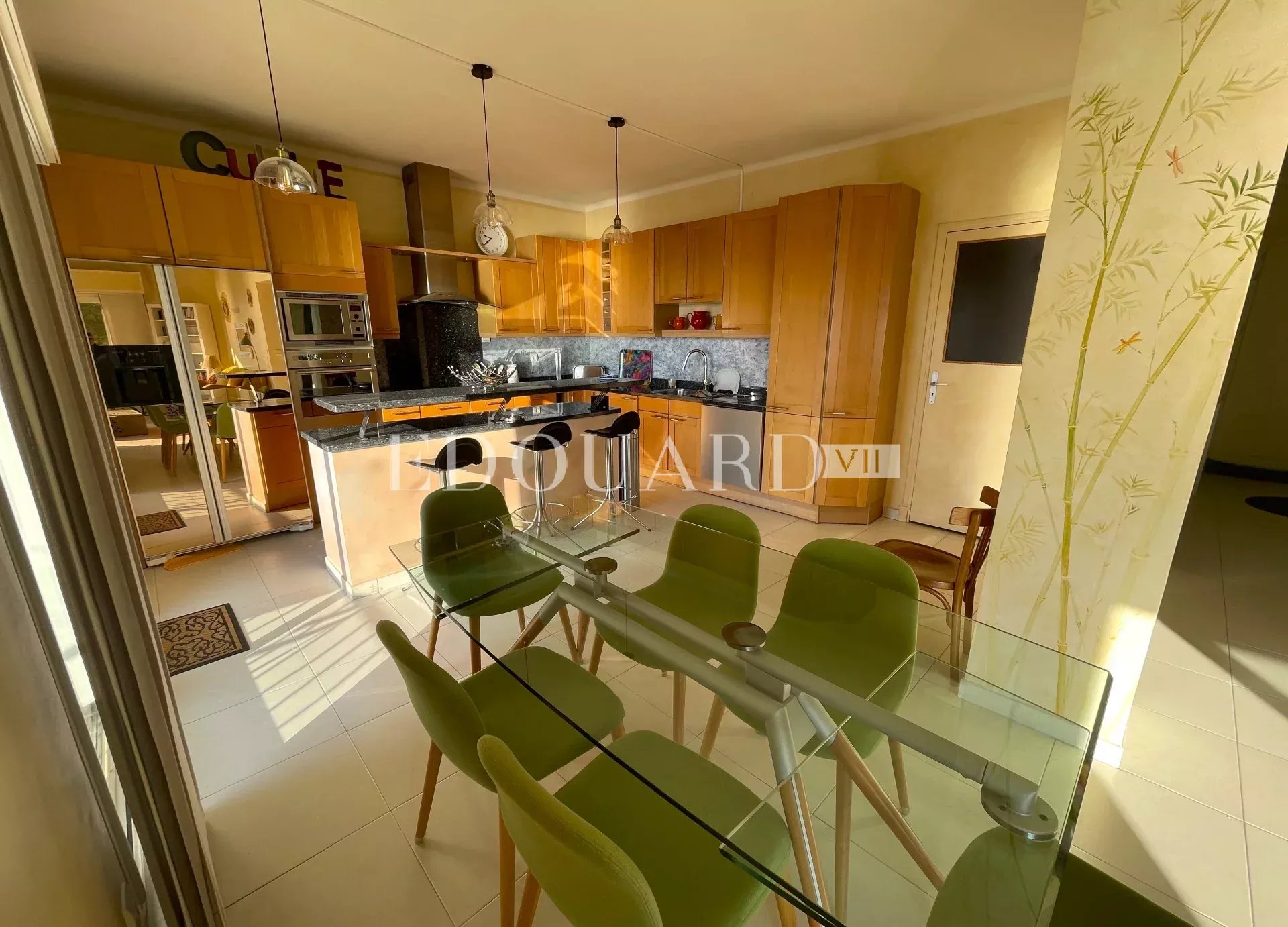En exclusivité superbe trois pièces de 81 m² avec magnifique vue mer panoramique et parking