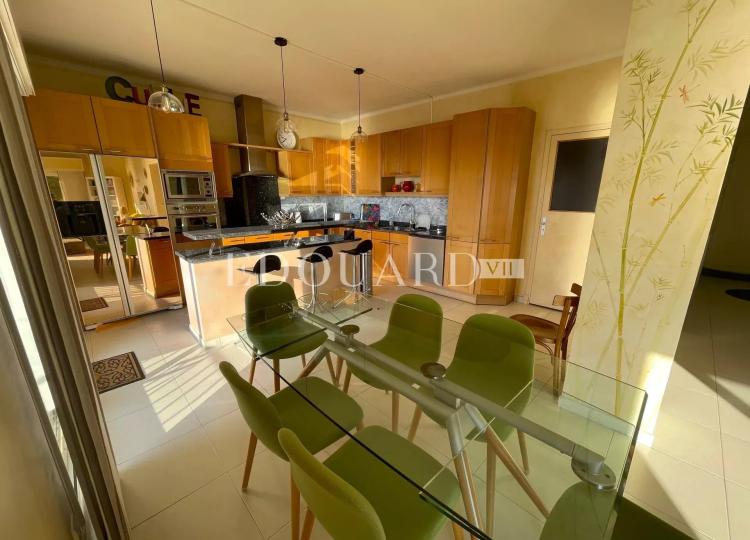 En exclusivité superbe trois pièces de 81 m² avec magnifique vue mer panoramique et parking
