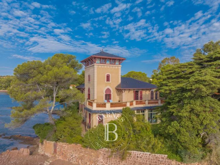 SAINT-RAPHAËL - EXCEPTIONNELLE VILLA PIED DANS L'EAU DATANT DE LA BELLE-ÉPOQUE