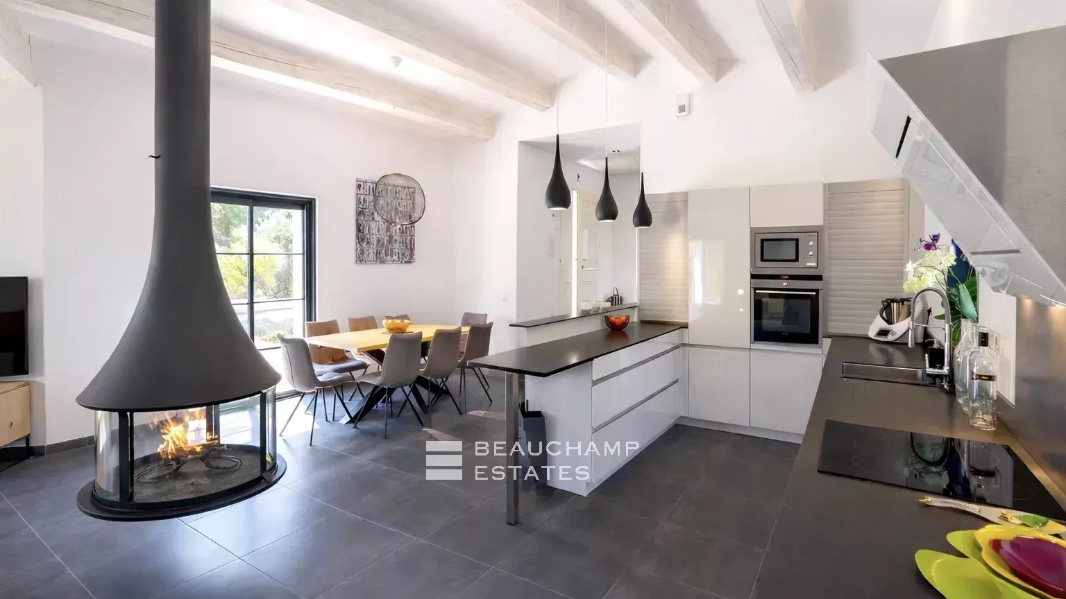 Villa neuve à pieds de la plage des Salins et à proximité du centre ville de Saint-Tropez