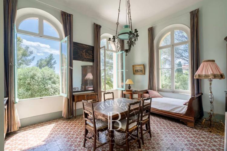 SAINT-RAPHAËL - VASTE VILLA BELLE-ÉPOQUE  AVEC VUE MER