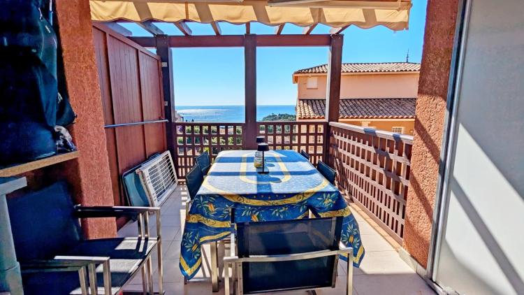 SOUS OFFRE AGAY CAP ESTEREL 2 pièces vue mer panoramique large terrasse ensoleillée. Parking