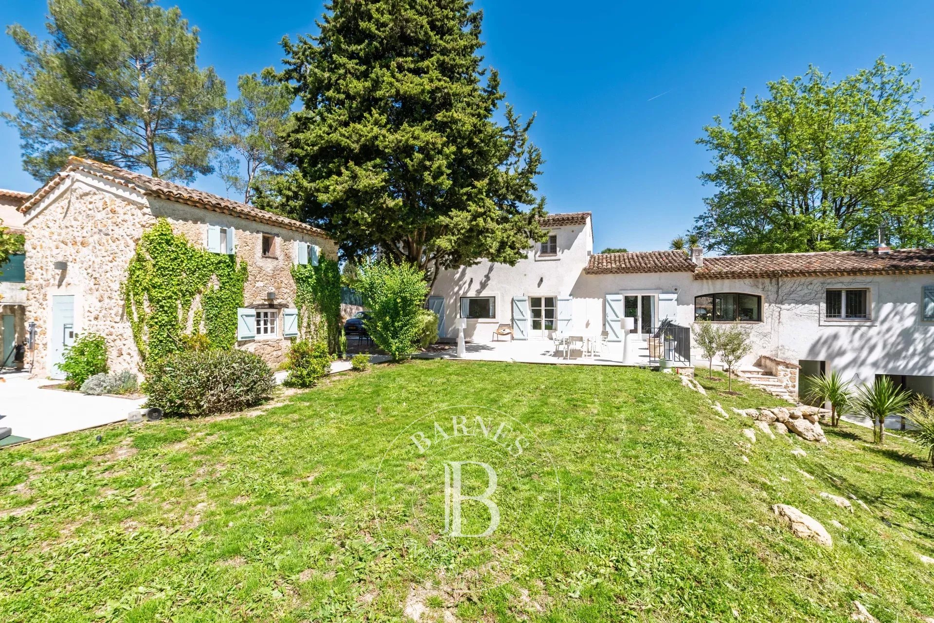 Valbonne - A pied du village - Propriété familiale rénovée - Maison d’amis - Mazet - Appartement indépendant.