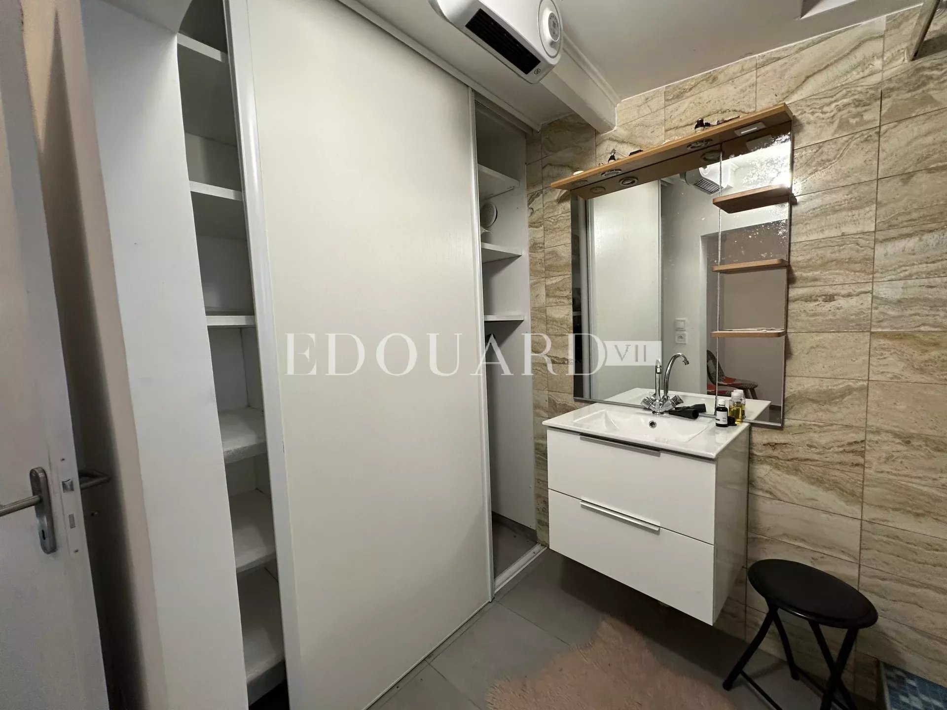 Sur la commune de Castellar, charmante maisonnette avec 6 parkings, exclusivité