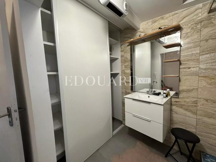 Sur la commune de Castellar, charmante maisonnette avec 6 parkings, exclusivité
