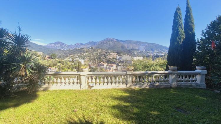Élégante Villa avec Vue Panoramique – Menton, Quartier Résidentiel