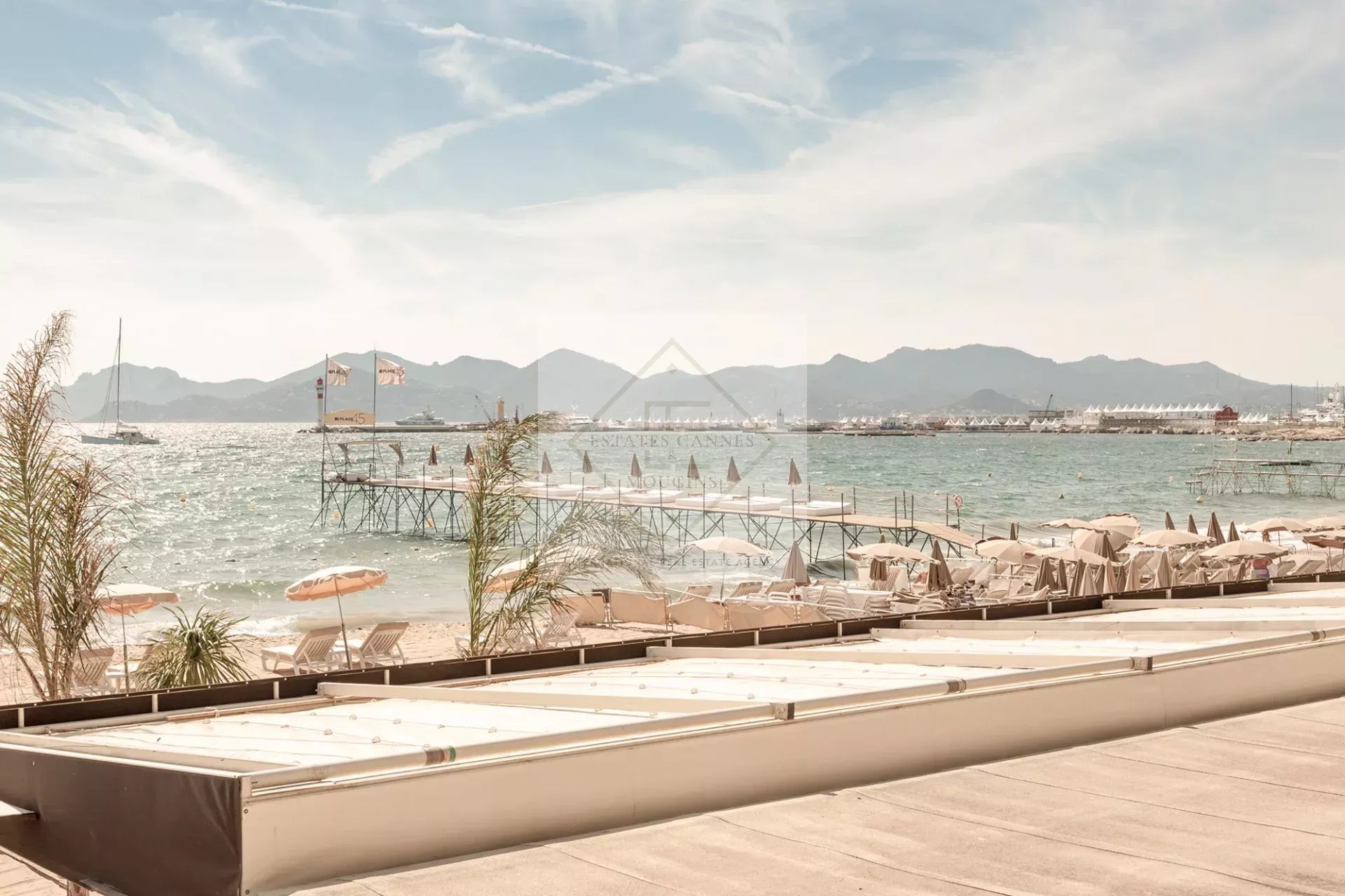 Cannes – Croisette : Appartement d’exception dans résidence historique avec vue mer panoramique