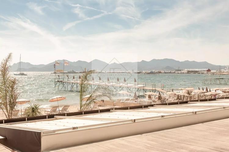 Cannes – Croisette : Appartement d’exception dans résidence historique avec vue mer panoramique