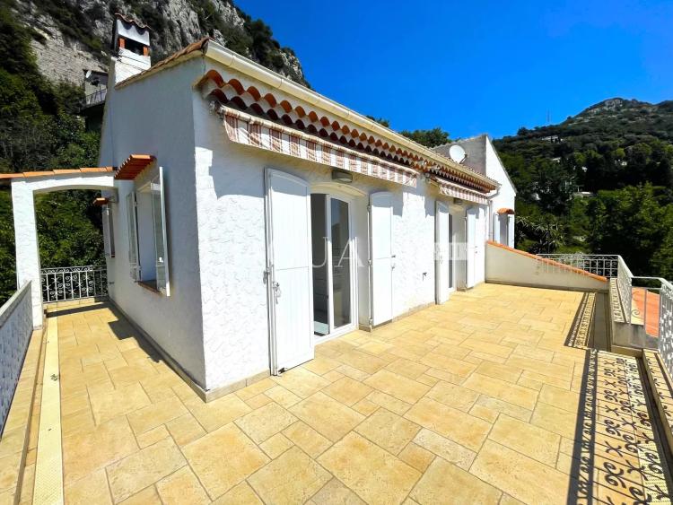 Villa à vendre avec belle vue panoramique sur la mer, grand jardin et deux parkings