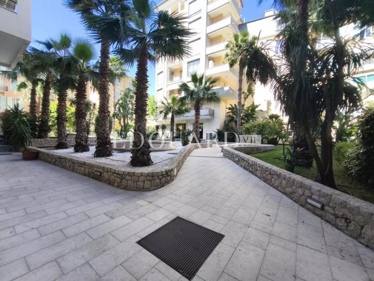 Studio avec terrasse et cave, au cinquième étage d'un immeuble récent dans le carré d'or de Menton