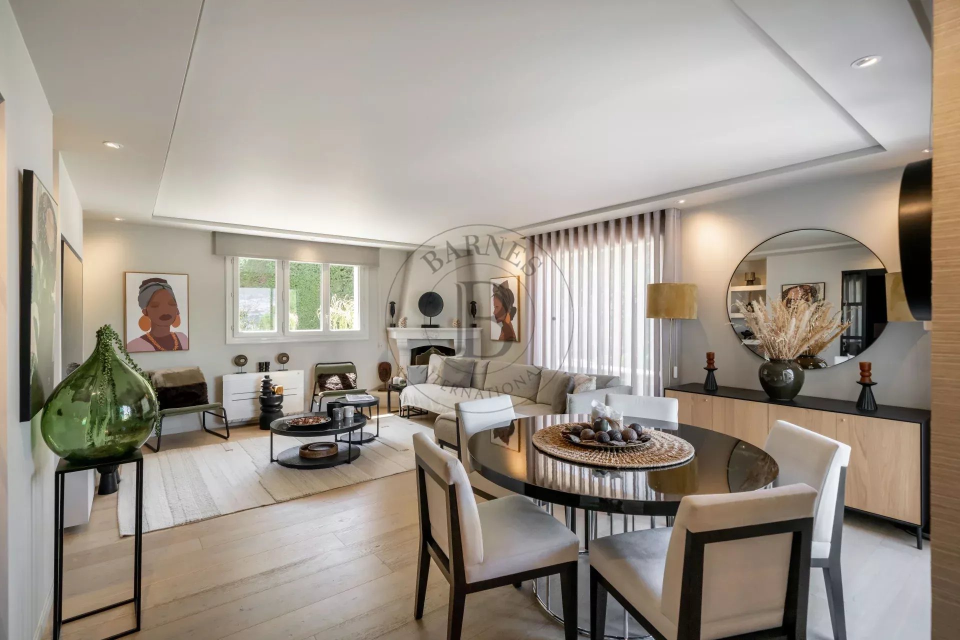 MOUGINS - VILLA DOMAINE FERME A PIED DES COMMERCES