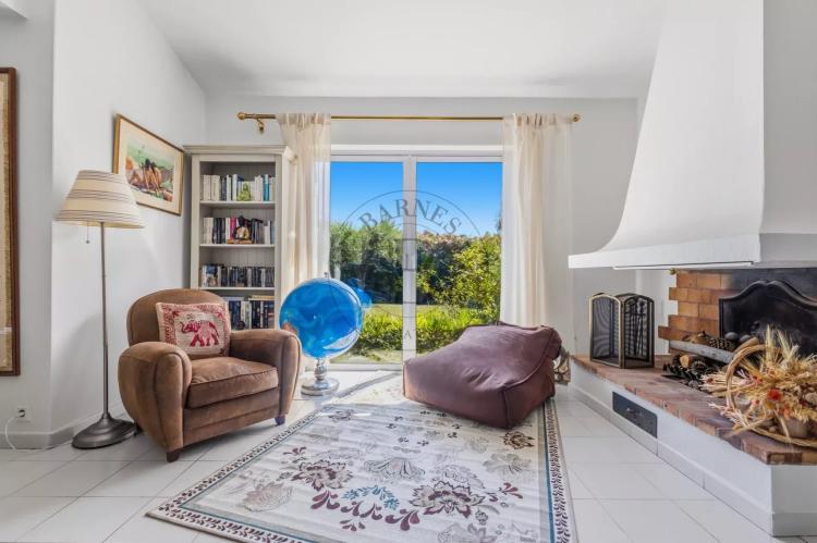 MOUGINS - VILLA AU CALME