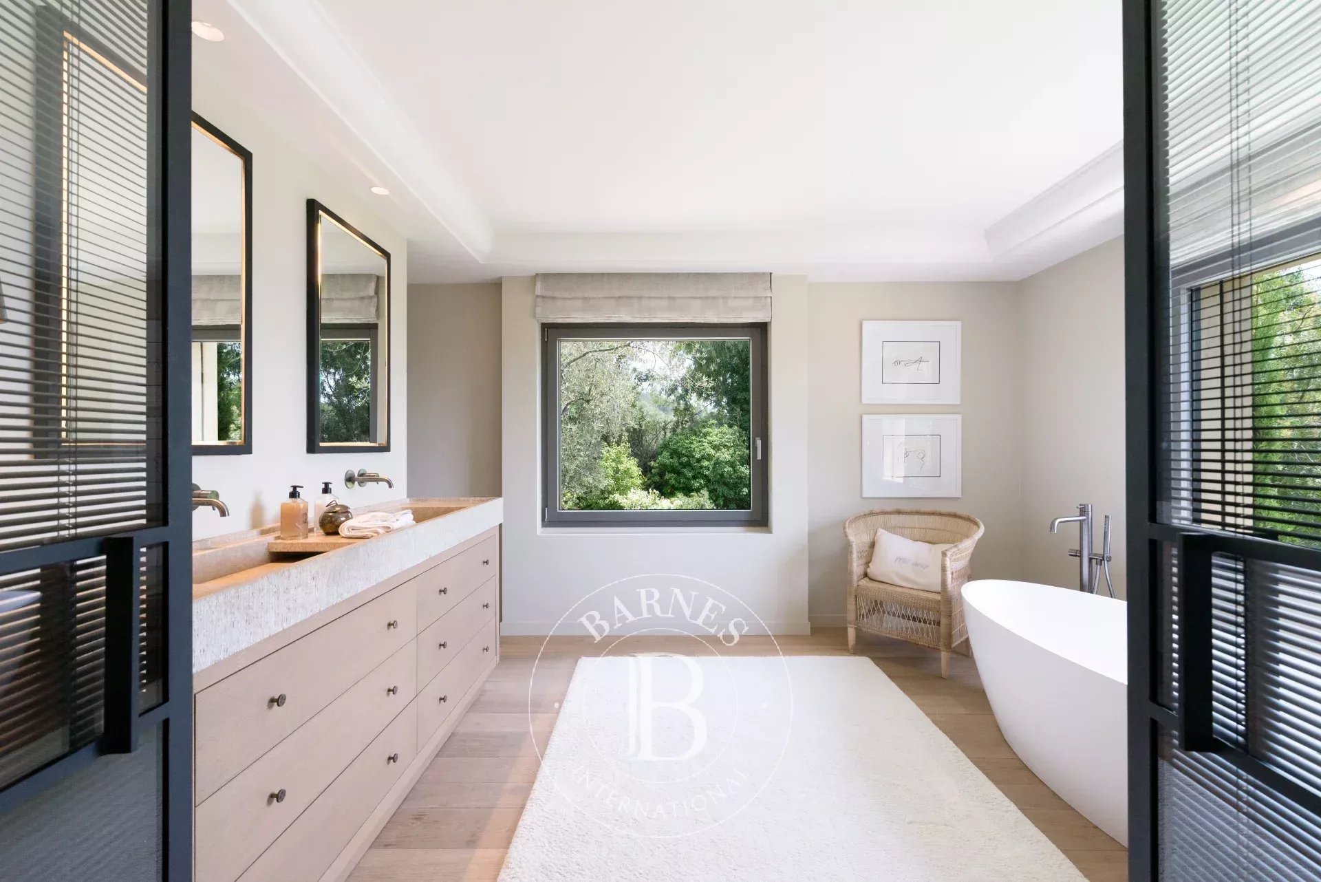 PROCHE MOUGINS – PROPRIÉTÉ D’EXCEPTION – VUE MER