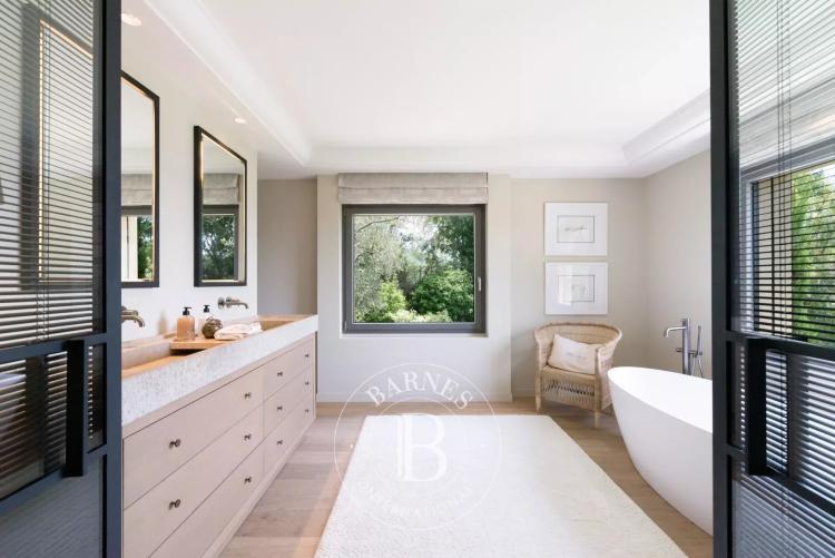 PROCHE MOUGINS – PROPRIÉTÉ D’EXCEPTION – VUE MER
