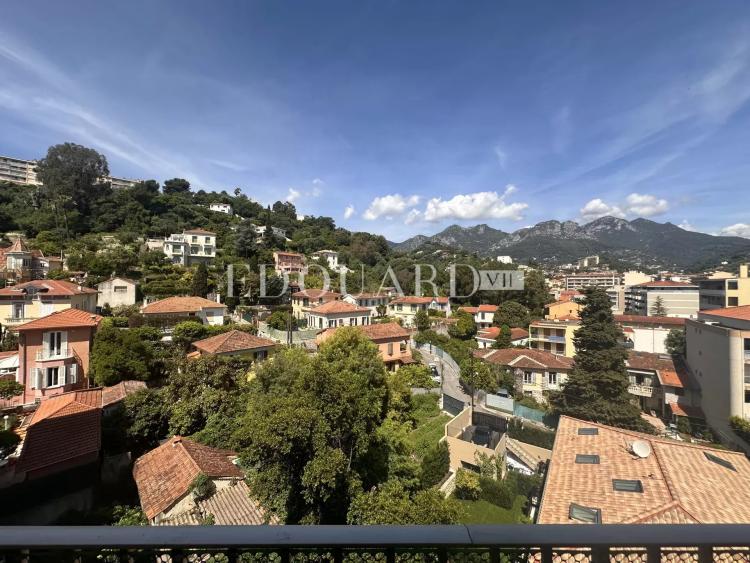 Deux pièces en excellent état avec terrasse et cave, au sixième étage d’un immeuble avec conciergerie, exclusivité