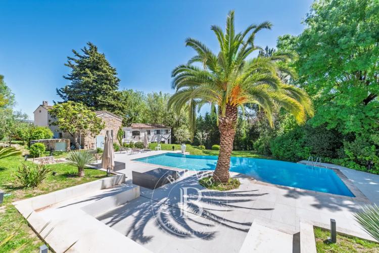 Valbonne - A pied du village - Propriété familiale rénovée - Maison d’amis - Mazet - Appartement indépendant.