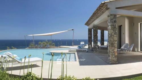 Villa pieds dans l'eau au coeur du domaine des Parcs de Saint-Tropez