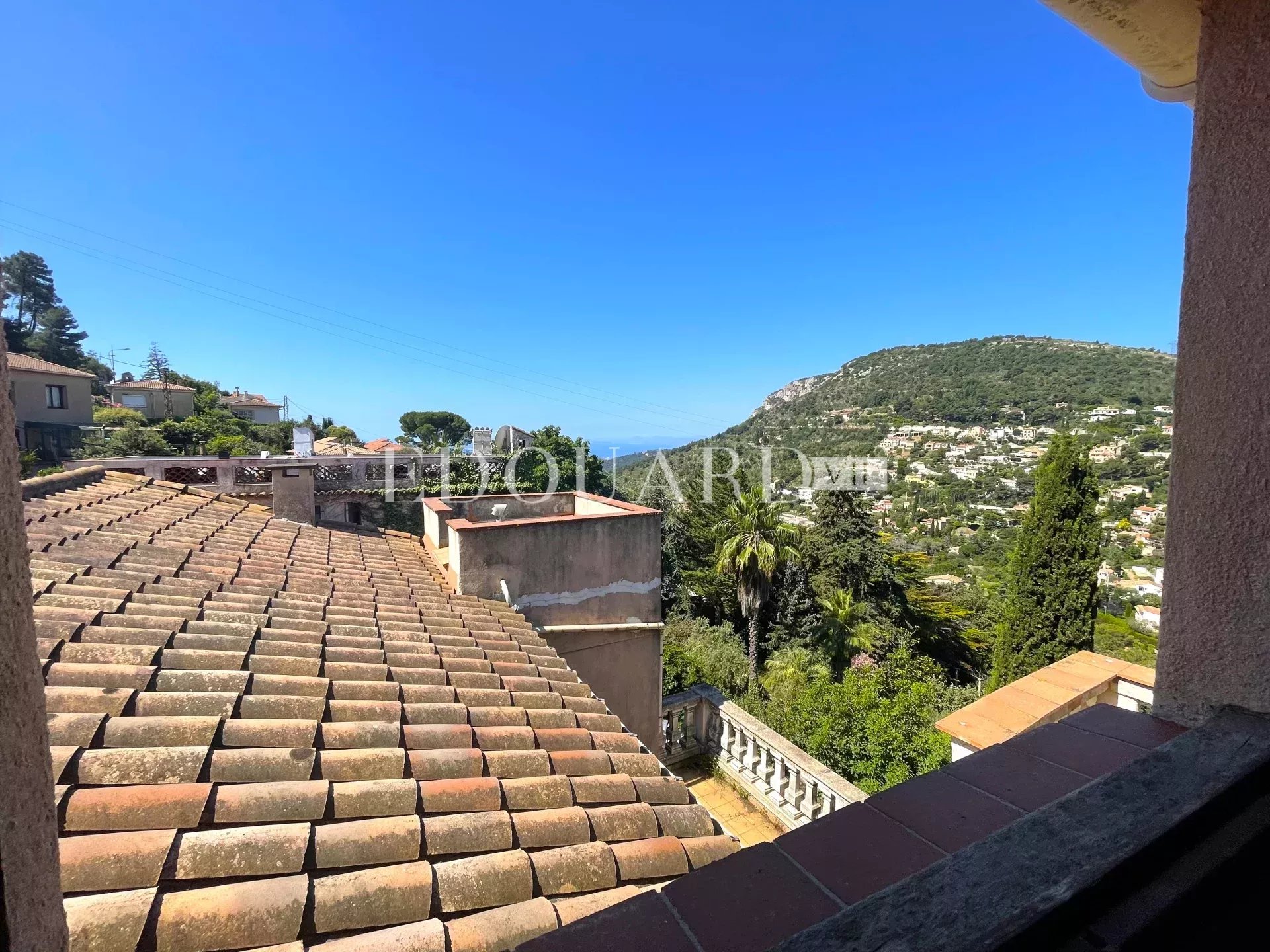 Proche du centre de La Turbie, à vendre maison de village de 180 m² à rénover, divisée en quatre appartements
