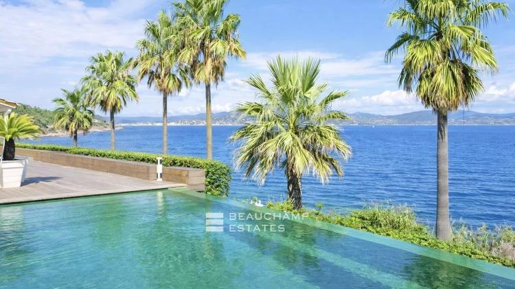 Villa pieds dans l’eau au coeur des Parcs de Saint-Tropez