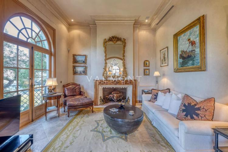 ELEGANTE VILLA AVEC UNE VUE IMPRENABLE SUR LA MER