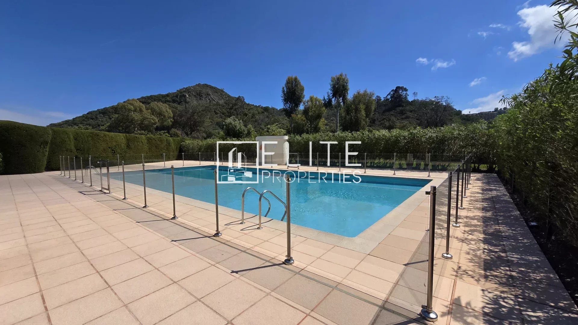 APPARTEMENT 2 PIÈCES DE 33m² + PISCINE, PARKING ET CAVE – MANDELIEU