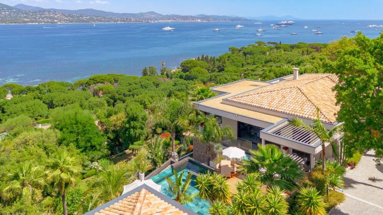 Villa contemporaine avec vue mer panoramique proche de Saint-Tropez