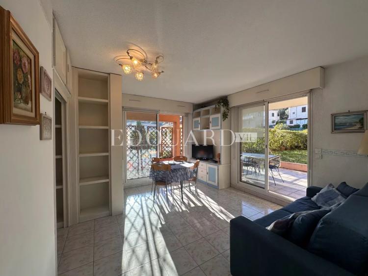 En exclusivité trois pièces traversant avec grande terrasse couverte et vaste jardin