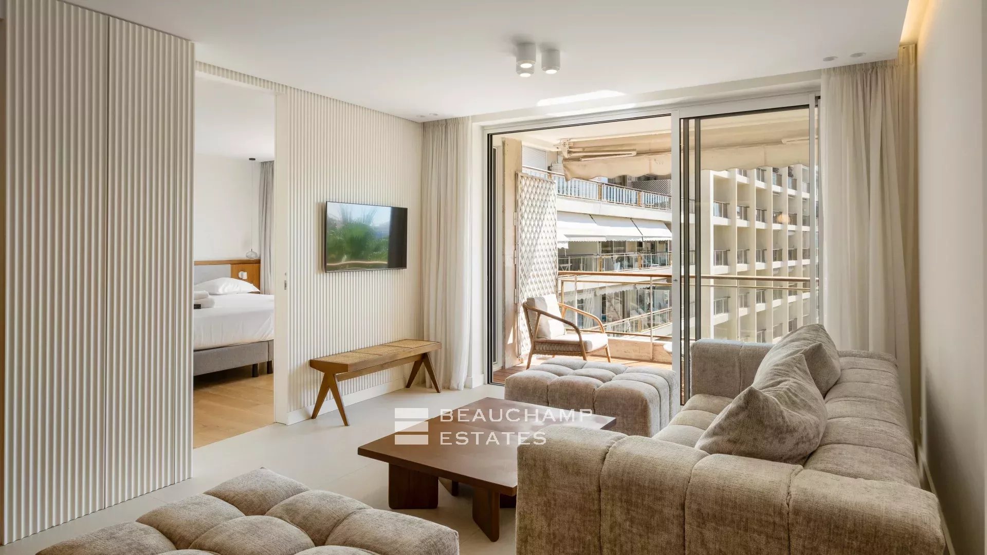 Vue mer & adresse d’exception – Appartement rénové, Cannes Croisette, 3 chambres, terrasse sur les jardins