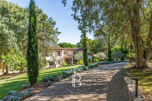 Valbonne, - Domaine fermé - 5 chambres en suite - Piscine - Appartement