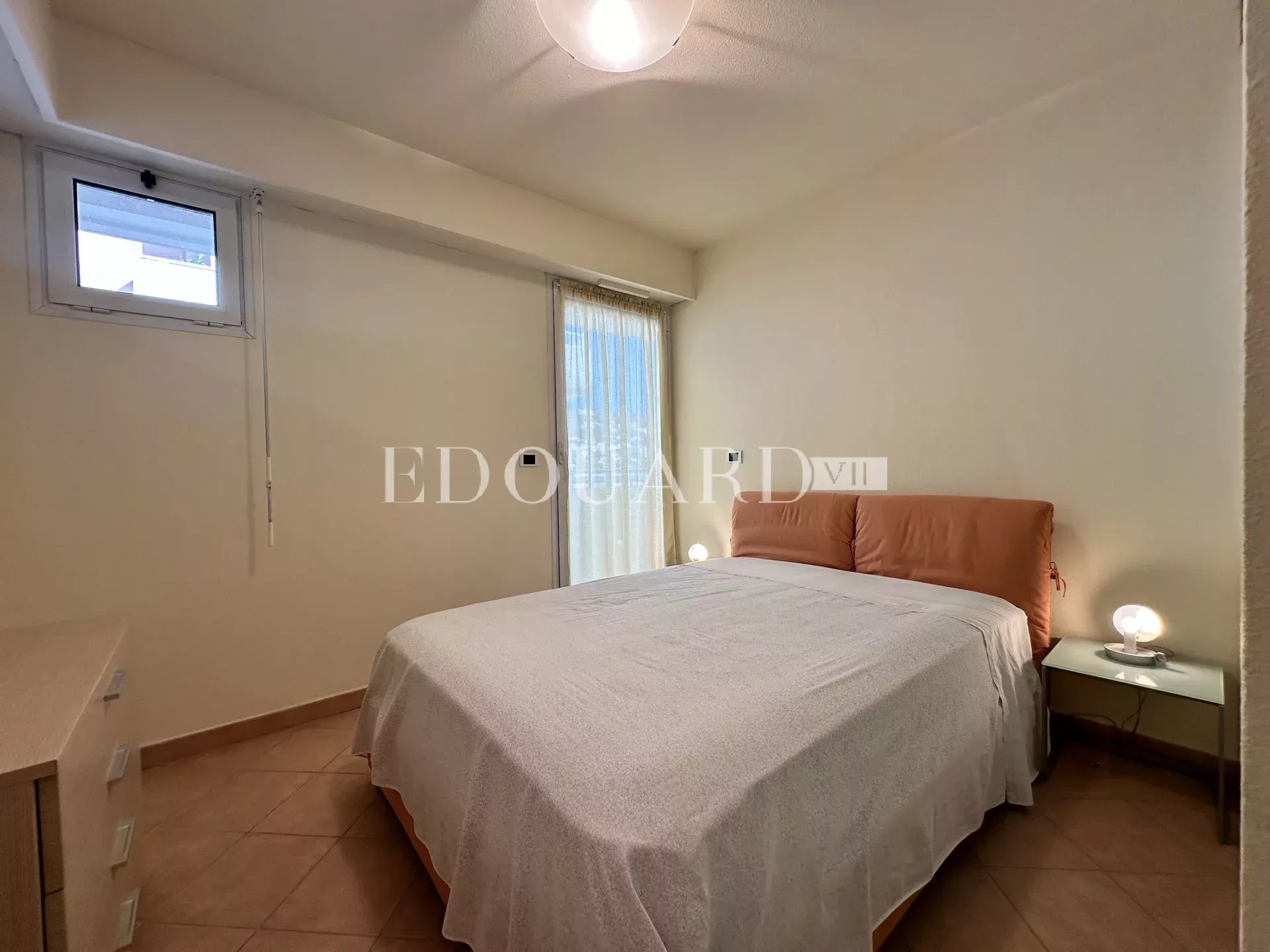 En exclusivité deux pièces avec terrasse, magnifique vue mer panoramique et spacieux parking