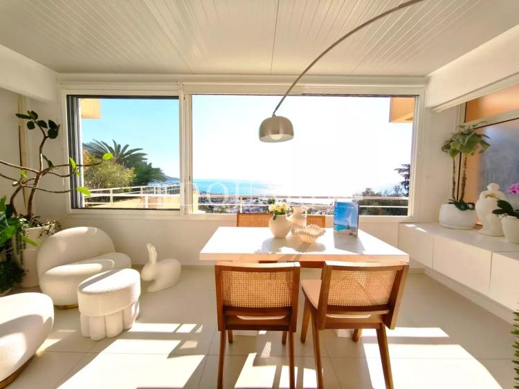 Deux pièces à vendre au dernier étage d'un prestigieux immeuble au cœur du renommé quartier de Garavan
