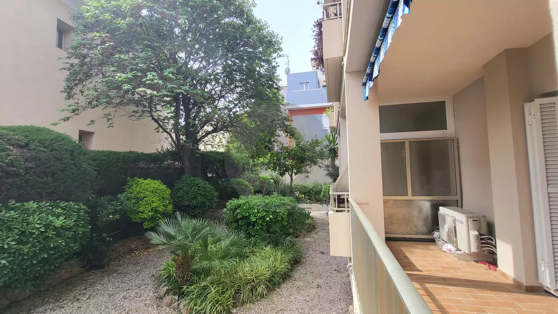 Roquebrune Cap Martin  - Coquet deux pièces avec terrasse à 100 mt des plages