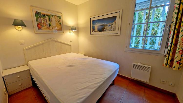ACHAT SAINT RAPHAEL LE DRAMONT: confortable appartement trois pièces en rez-de-jardin cloturé. Commerces, plage et commodités à pieds