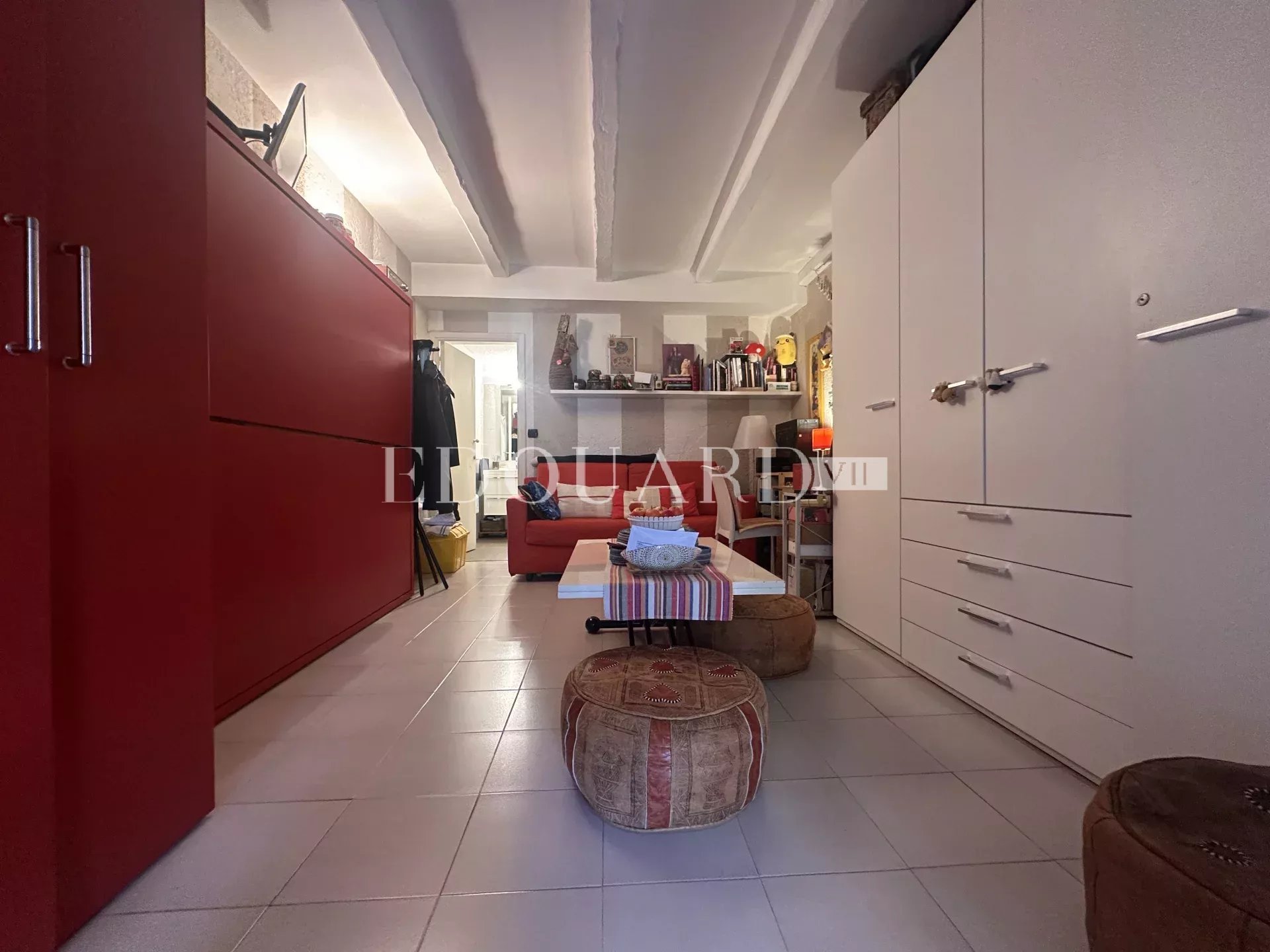 Dans le centre de Menton, à vendre spacieux studio en bon état avec grande terrasse exposée Ouest