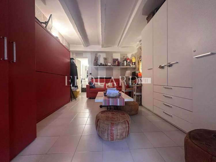 Dans le centre de Menton, à vendre spacieux studio en bon état avec grande terrasse exposée Ouest
