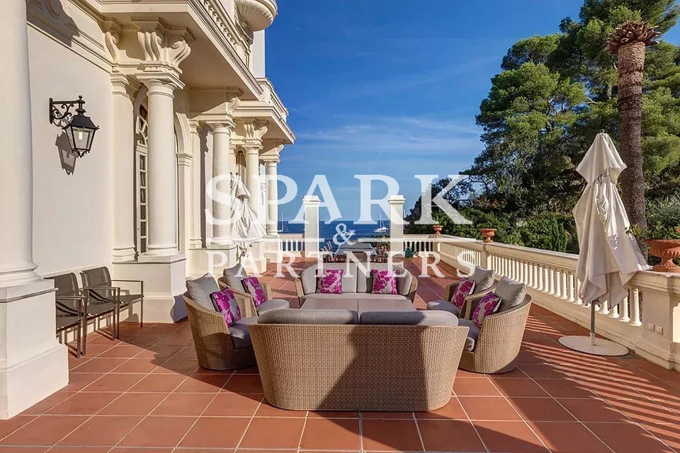 Roquebrune Cap Martin - Villa de prestige limitrophe Monaco