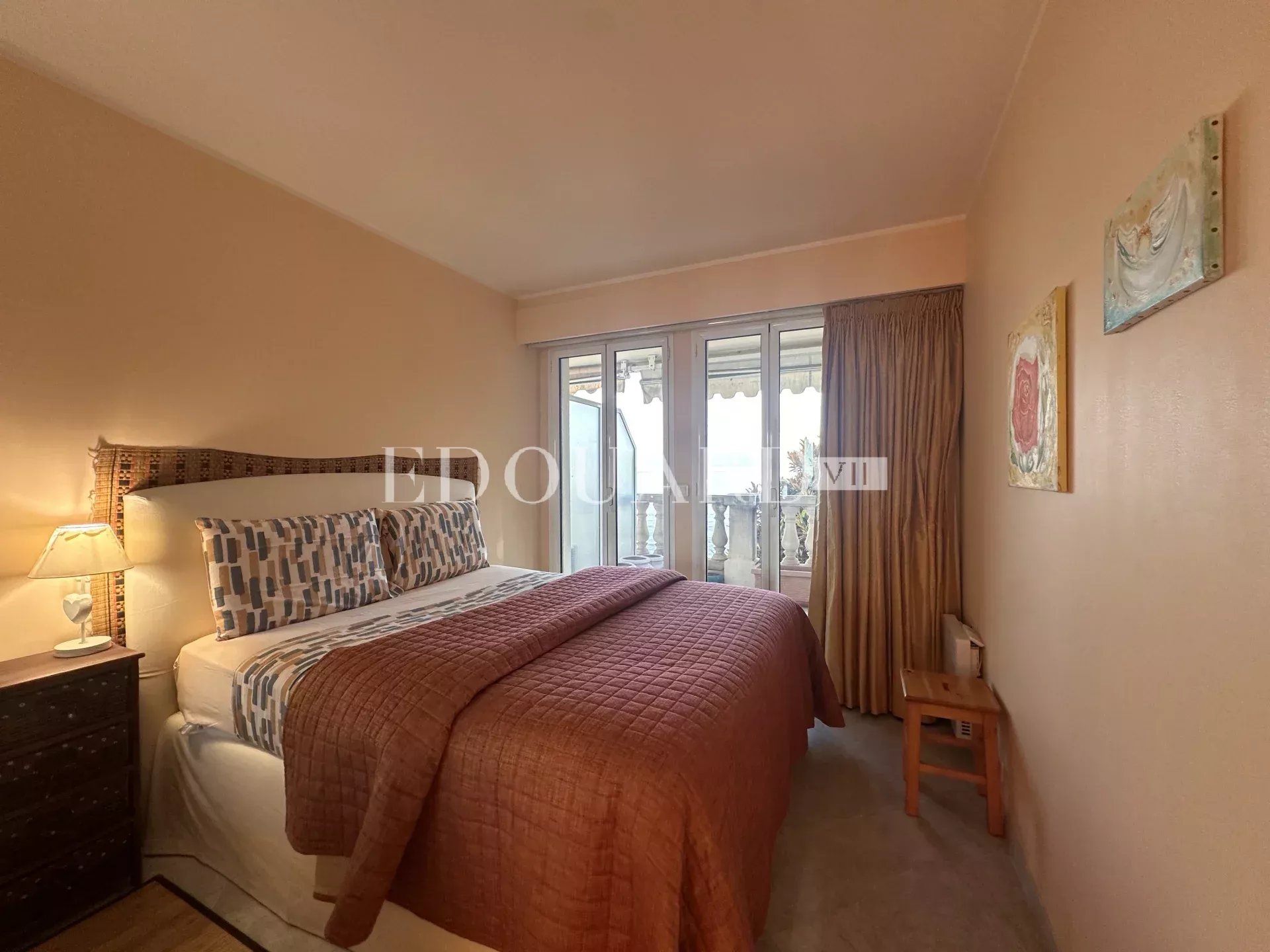 Dans résidence de luxe, deux pièces avec terrasse, balcon, belle vue mer,  cave et parking en sous-sol