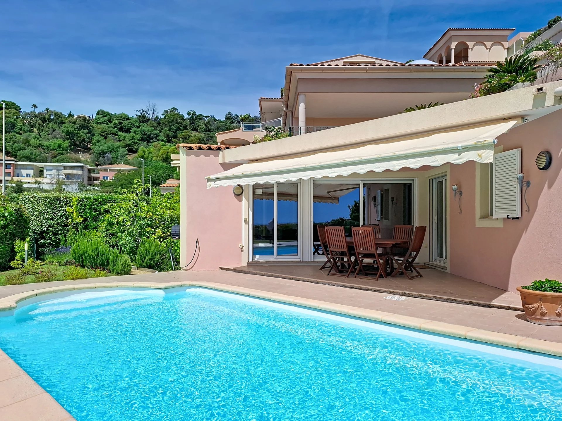 VENTE APT-VILLA AVEC VUE PANORAMIQUE, JARDIN PRIVATIF ET PISCINE